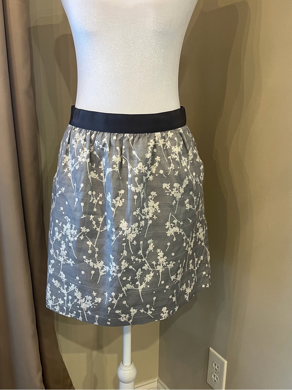 Ann Taylor Women’s Gray Floral A-Line Skirt with Black Waistband